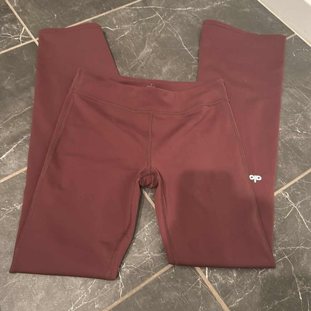 Alo Airbrush bootcut leggings in cherry cola - Picture 2 of 3